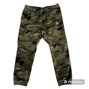Nike Men’s Sportswear Club Camo Fleece Sweatpants Large